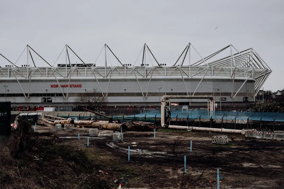 Stadium modern në ndërtim me struktura metalike dhe kantier