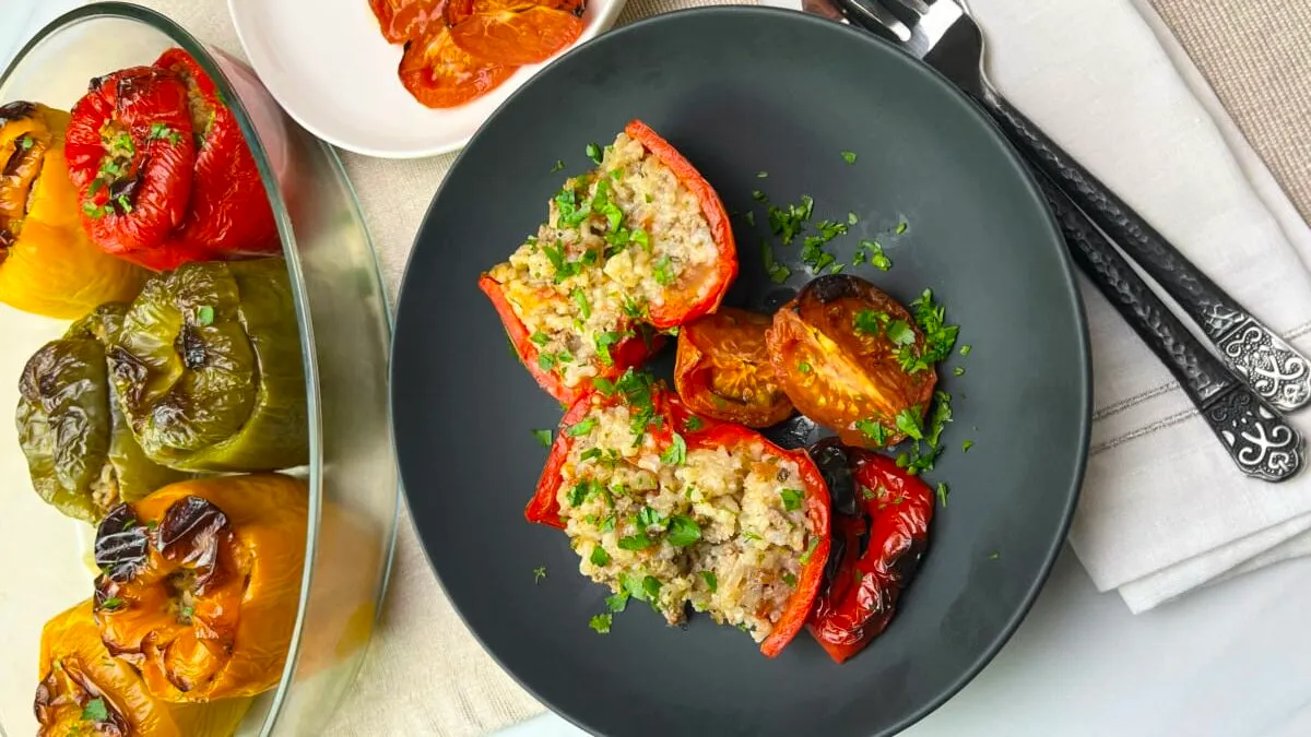 Speca të mbushura me oriz dhe barishte, një pjatë tradicionale shqiptare që shfaq ushqimin e pasur me perime.