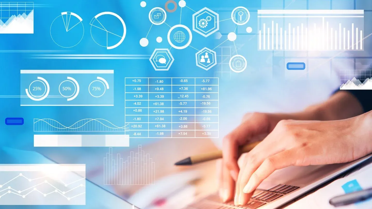 Një person shtyp në tastierën e një laptopi, me grafiqe dhe të dhëna financiare dixhitale të mbivendosura. Imazhi përfaqëson analizën e të dhënave dhe planifikimin financiar.