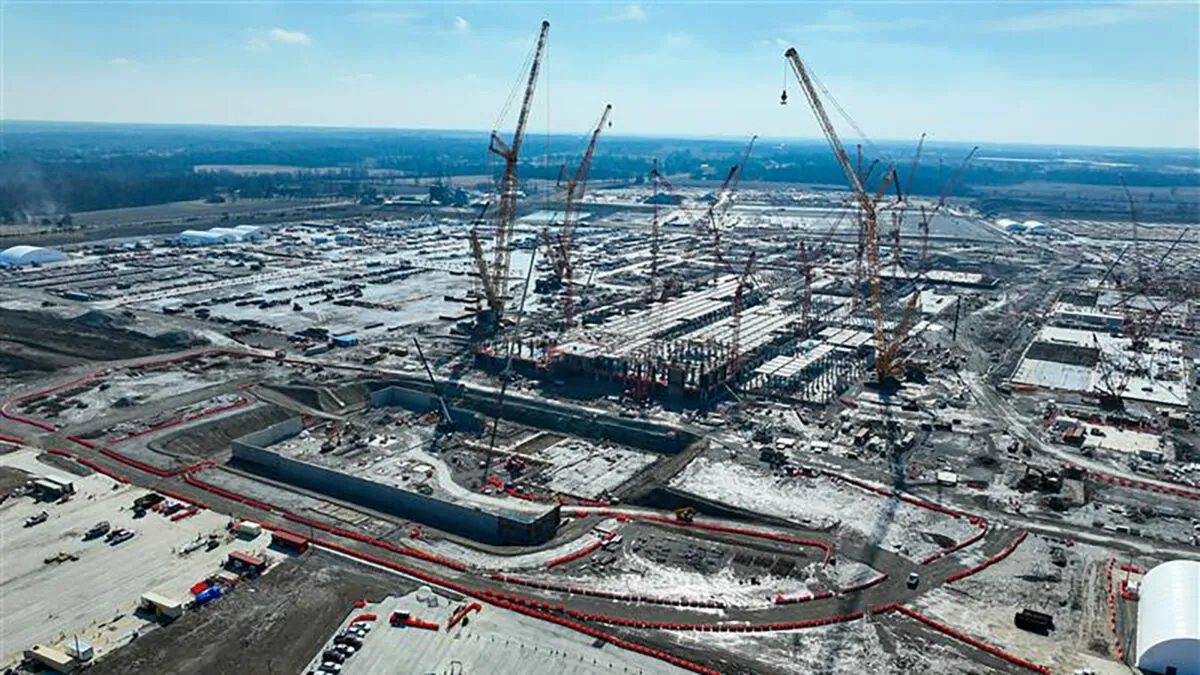 Pamje ajrore e një kantieri të madh ndërtimi, që sugjeron investime në infrastrukturën teknologjike dhe rritjen industriale.