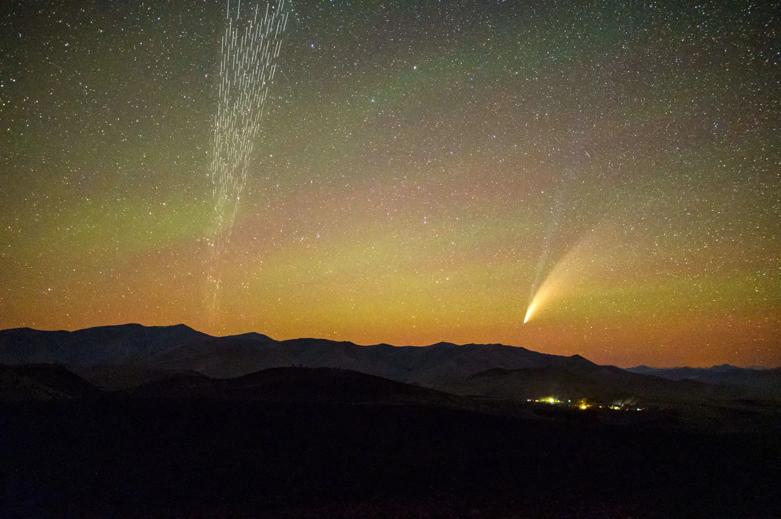Pamje e qiellit të natës me gjurmë të ndriçimit nga satelitë dhe një kometë, që përfaqëson teknologjinë e konstelacionit Starlink në orbitën e ulët të Tokës.