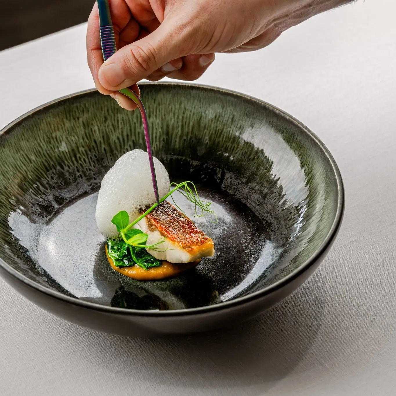 Një pjatë e kuruar me kujdes me peshk dhe garniturë, e cila reflekton qasjen e ndërgjegjshme ndaj ushqimit dhe vlerën e ushqyesve.