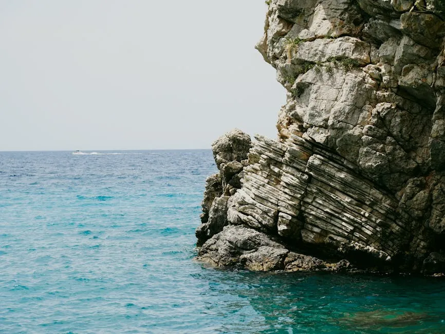 Peizazh detar me shkëmbinj dhe ujë të kristaltë