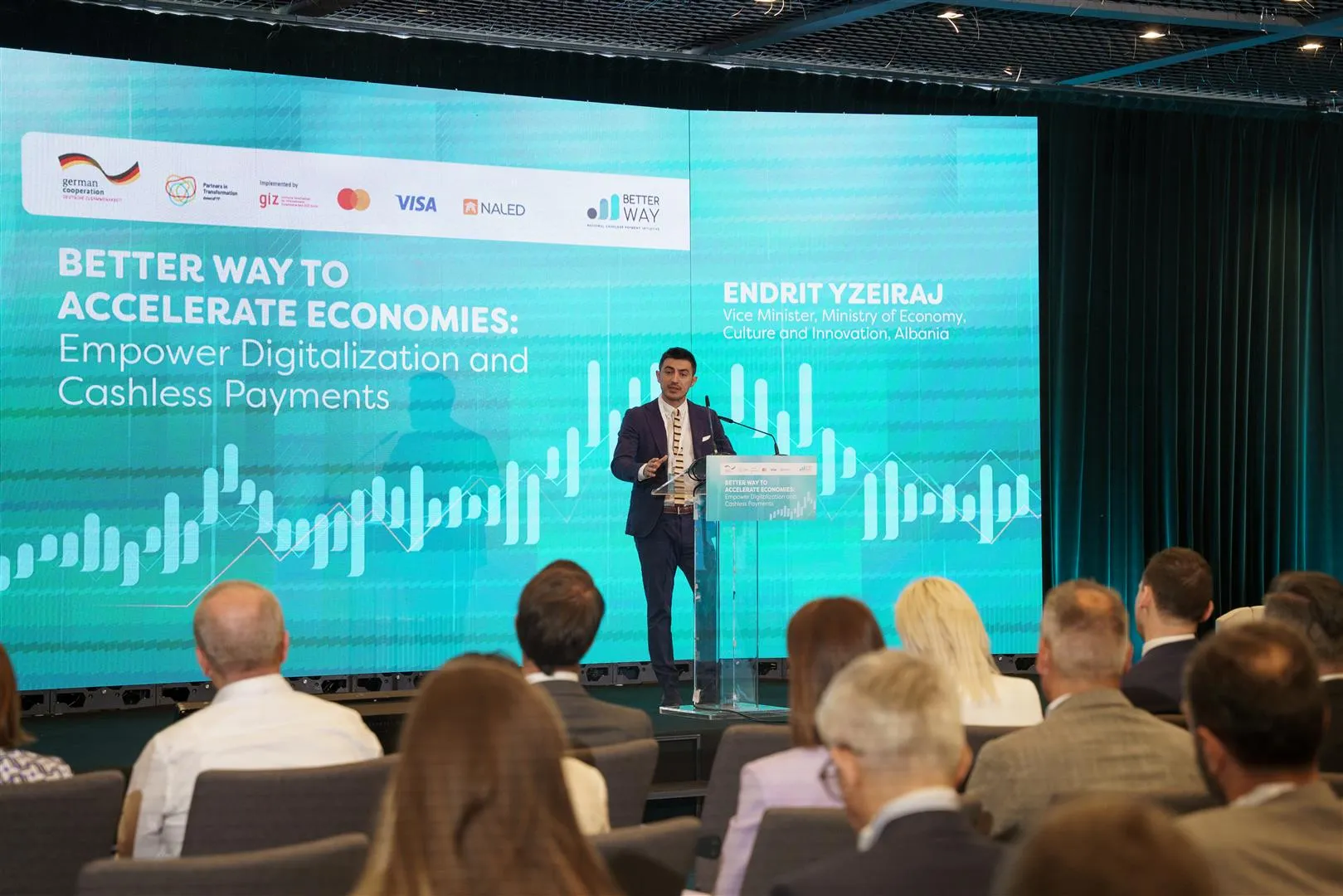 Një person përdor telefonin celular për të kryer një pagesë dixhitale në një pikë shitjeje.