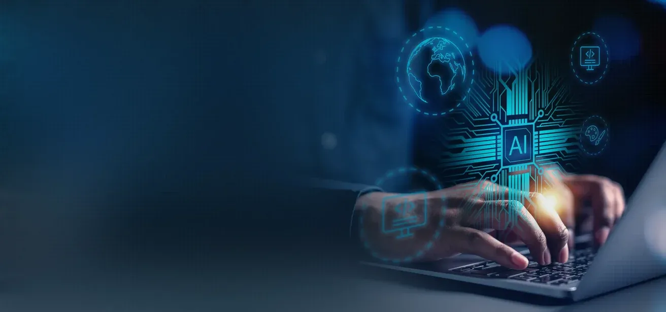 Dora e një personi që punon në laptop, me një çip digjital AI që ndriçon dhe ikona të ndërlidhura teknologjike.