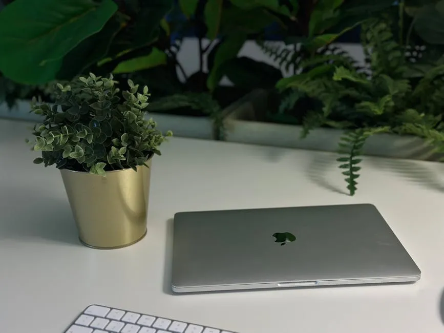 Ekran laptopi që tregon transkriptim automatik të mbledhjes