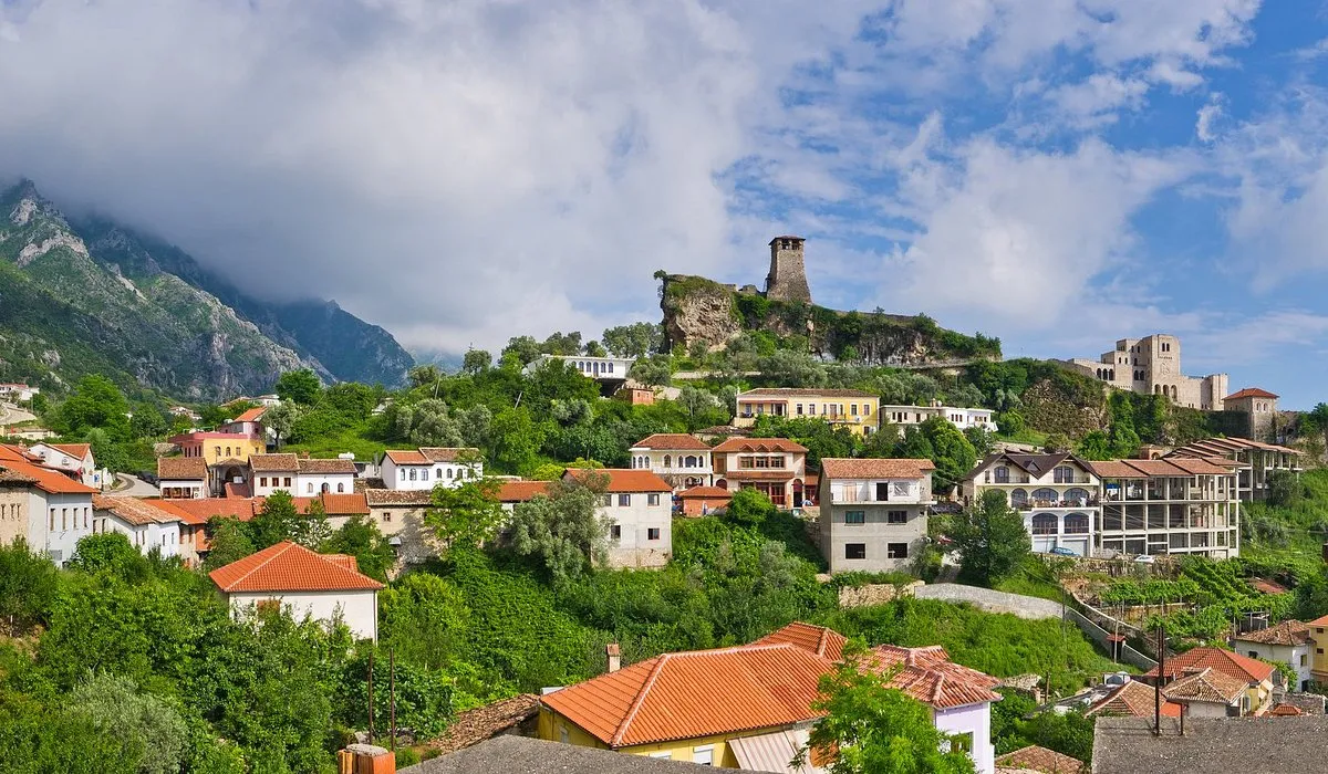 Pamje panoramike e qytetit historik të Krujës, me kështjellën në majë të kodrës dhe malet në sfond, duke shfaqur trashëgiminë kulturore të Shqipërisë.