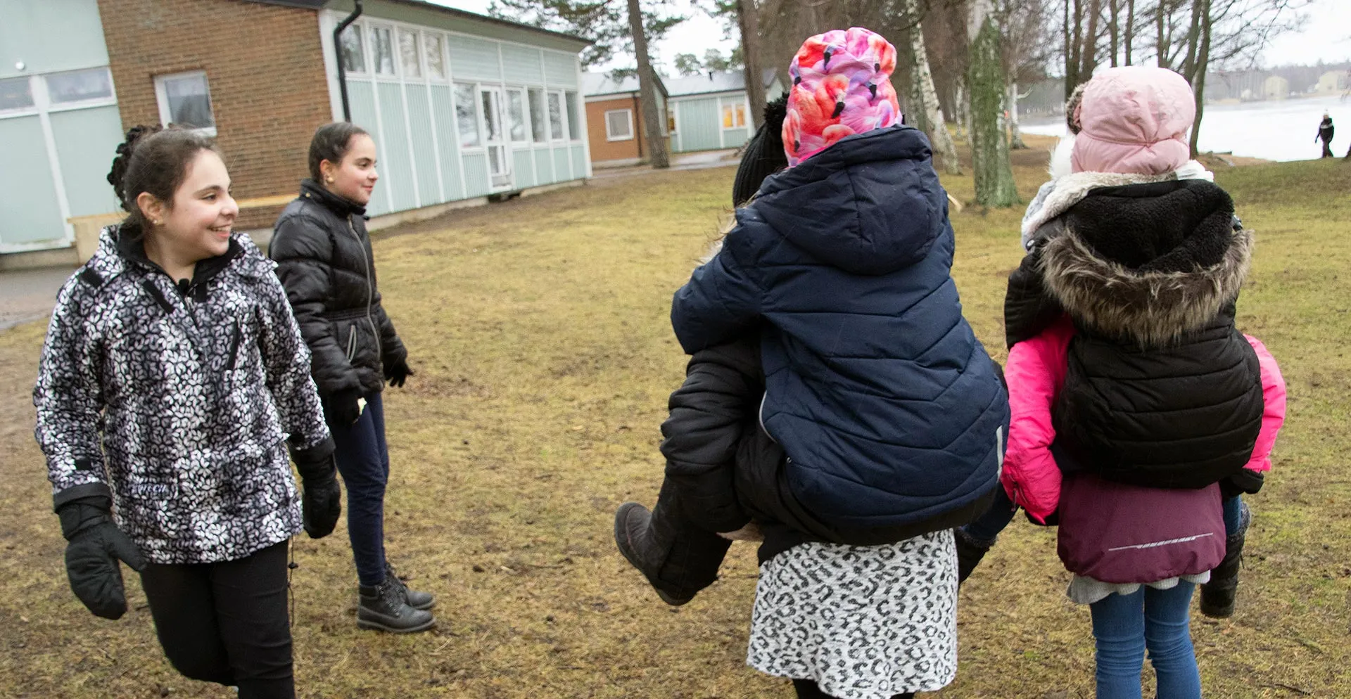 Një grup të rinjsh ndërveprojnë në një mjedis të hapur, duke simbolizuar angazhimin komunitar dhe mbështetjen shoqërore në iniciativat e shëndetit mendor për adoleshentët.