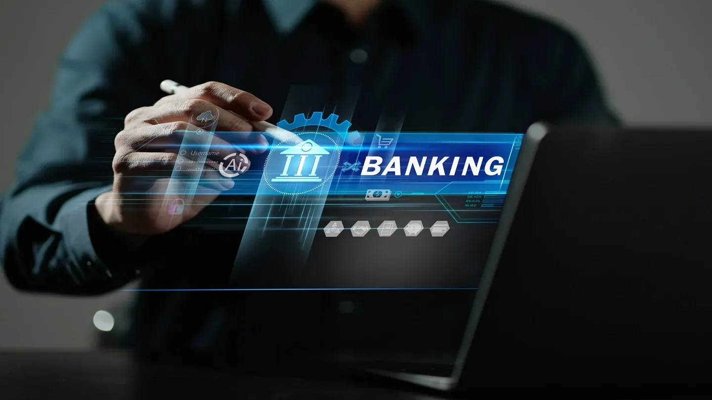 Një dorë prek ekranin virtual me ikonën e një banke dhe fjalën "BANKING", duke përfaqësuar bankingun dixhital dhe AI.