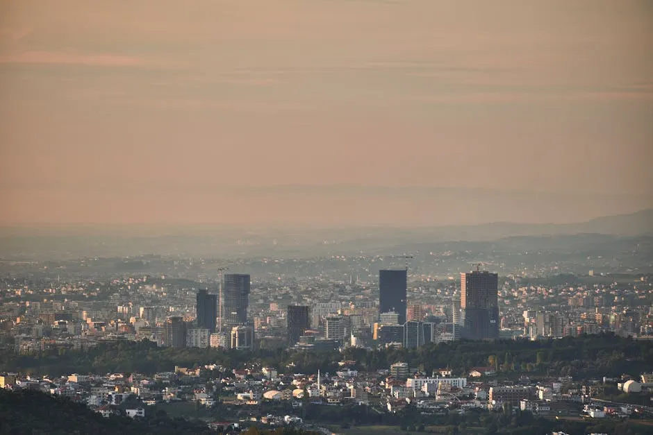 Panorama e Tiranës në perëndim diellit