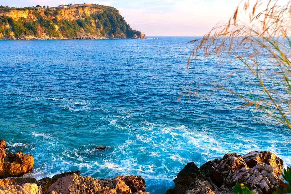 Bregdet shkëmbor me valë që përplasen